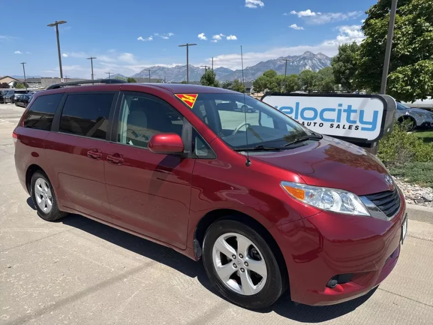 2014 Toyota Sienna LE photo 1