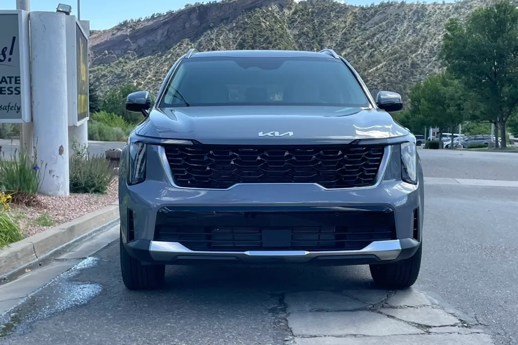 2025 Kia Sorento S photo 1