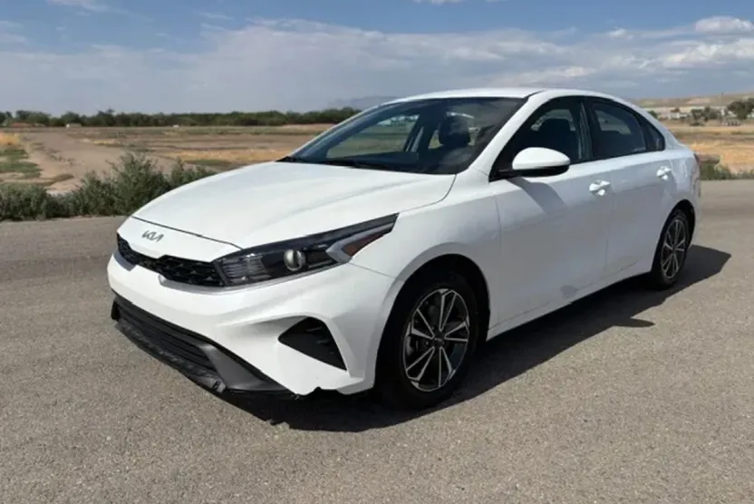2023 Kia Forte LXS photo 1