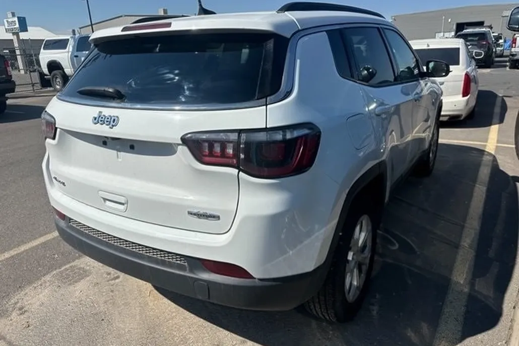 2024 Jeep Compass Latitude photo 1