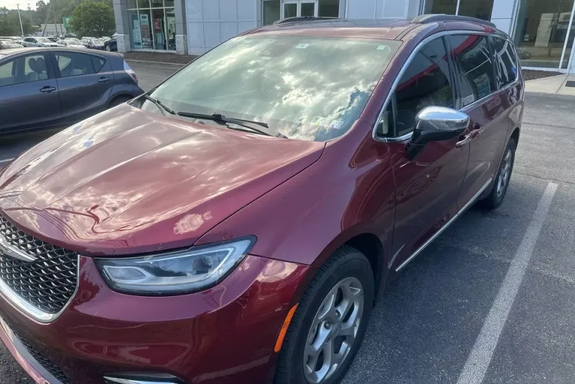 2023 Chrysler Pacifica Limited photo 1