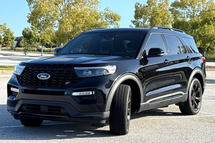 2023 Ford Explorer ST photo 1