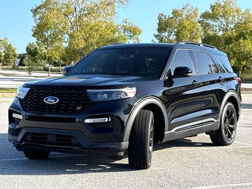 2023 Ford Explorer ST photo 1