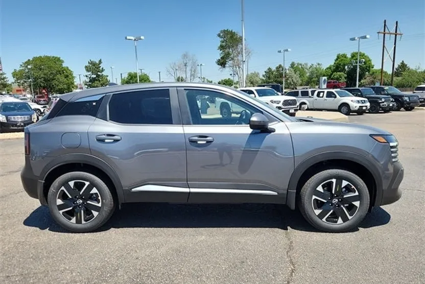 2025 Nissan Kicks SV photo 1