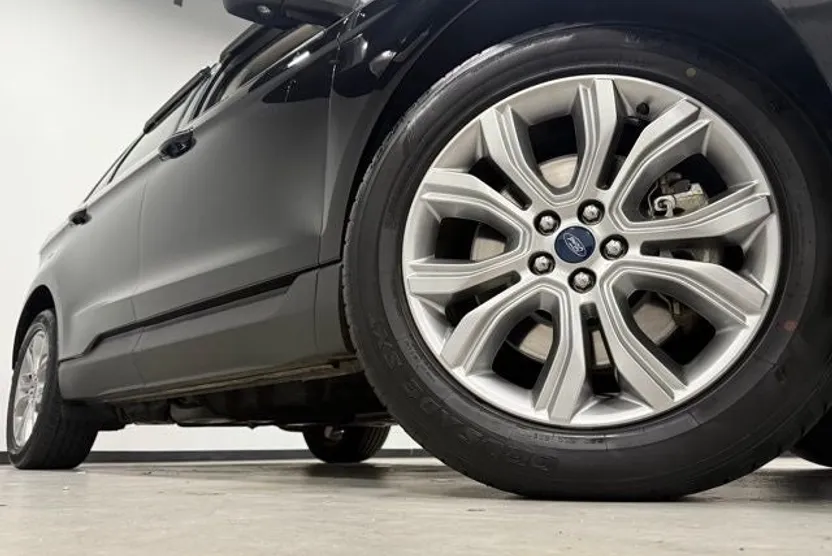 2019 Ford Edge Titanium photo 1