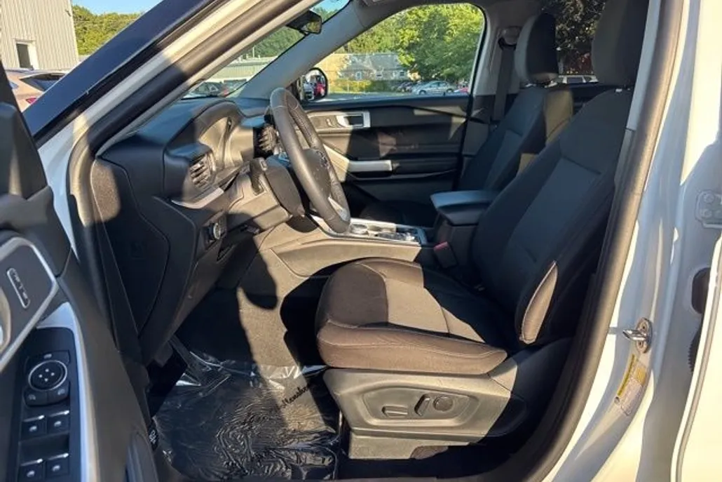2023 Ford Explorer XLT photo 1