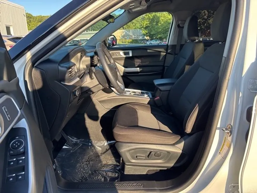 2023 Ford Explorer XLT photo 1