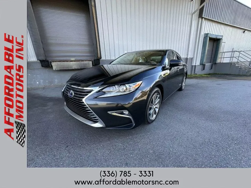 2017 Lexus ES 300h photo 1