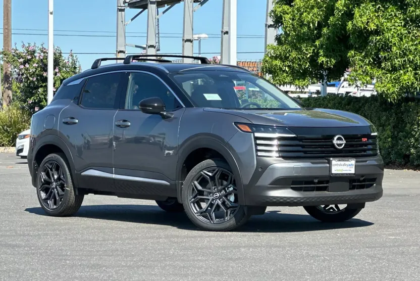 2025 Nissan Kicks SR photo 1