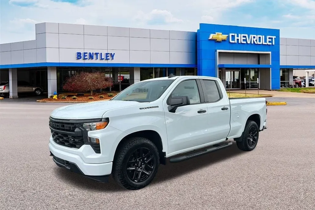 2023 Chevrolet Silverado 1500 Custom photo 1
