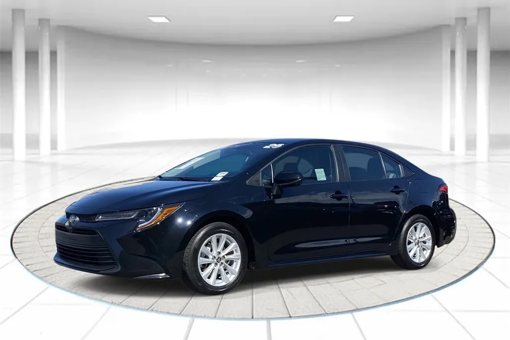 2025 Toyota Corolla LE photo 1