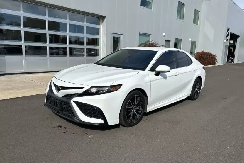 2021 Toyota Camry SE photo 1