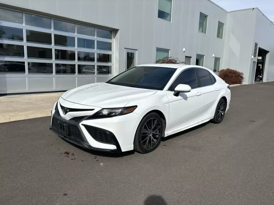 2021 Toyota Camry SE photo 1