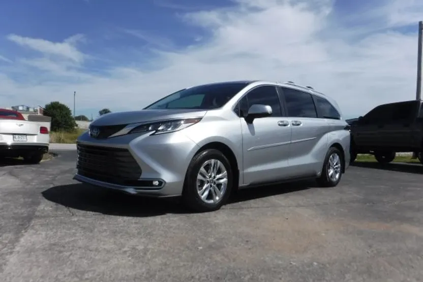 2022 Toyota Sienna Limited photo 1