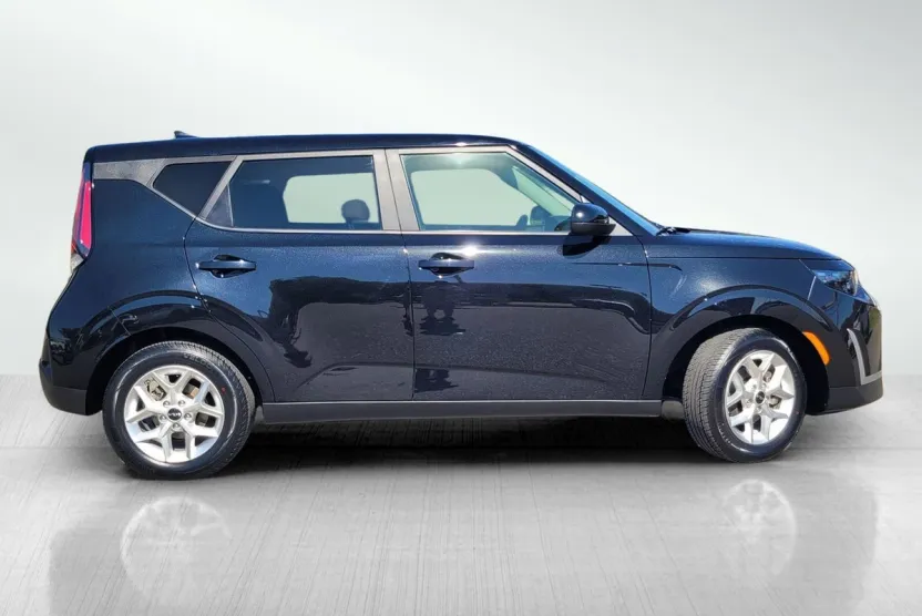 2023 Kia Soul LX photo 1