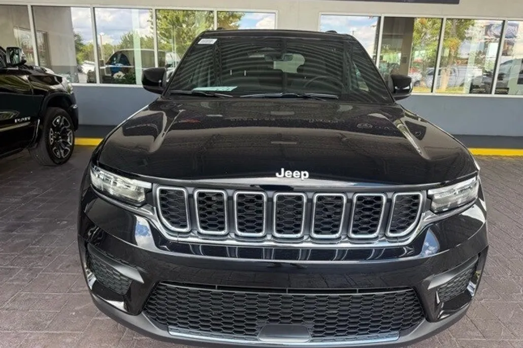 2025 Jeep Grand Cherokee Laredo photo 1