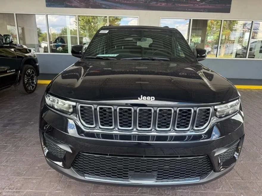 2025 Jeep Grand Cherokee Laredo photo 1