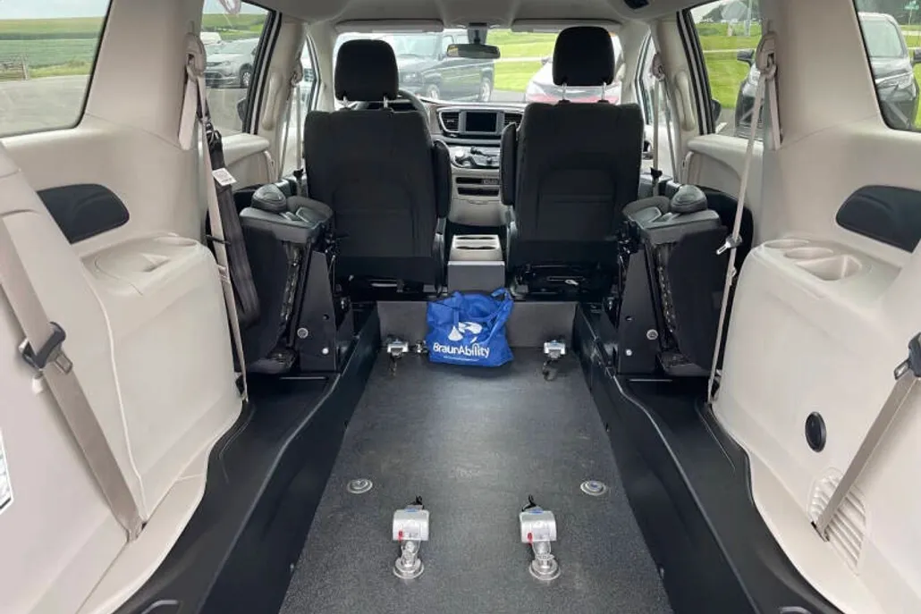 2022 Chrysler Voyager LX photo 1