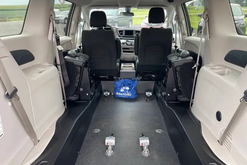 2022 Chrysler Voyager LX photo 1