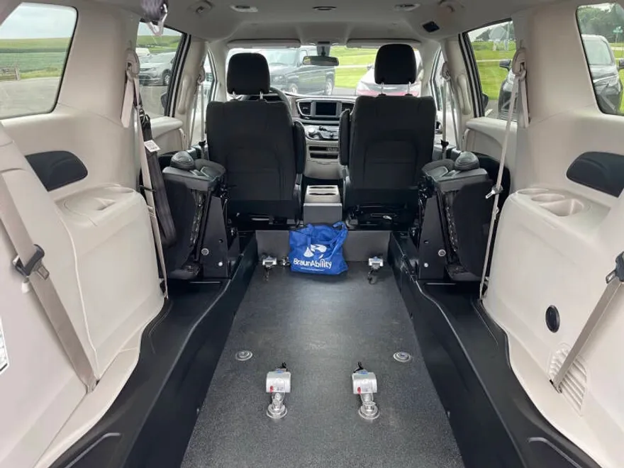 2022 Chrysler Voyager LX photo 1