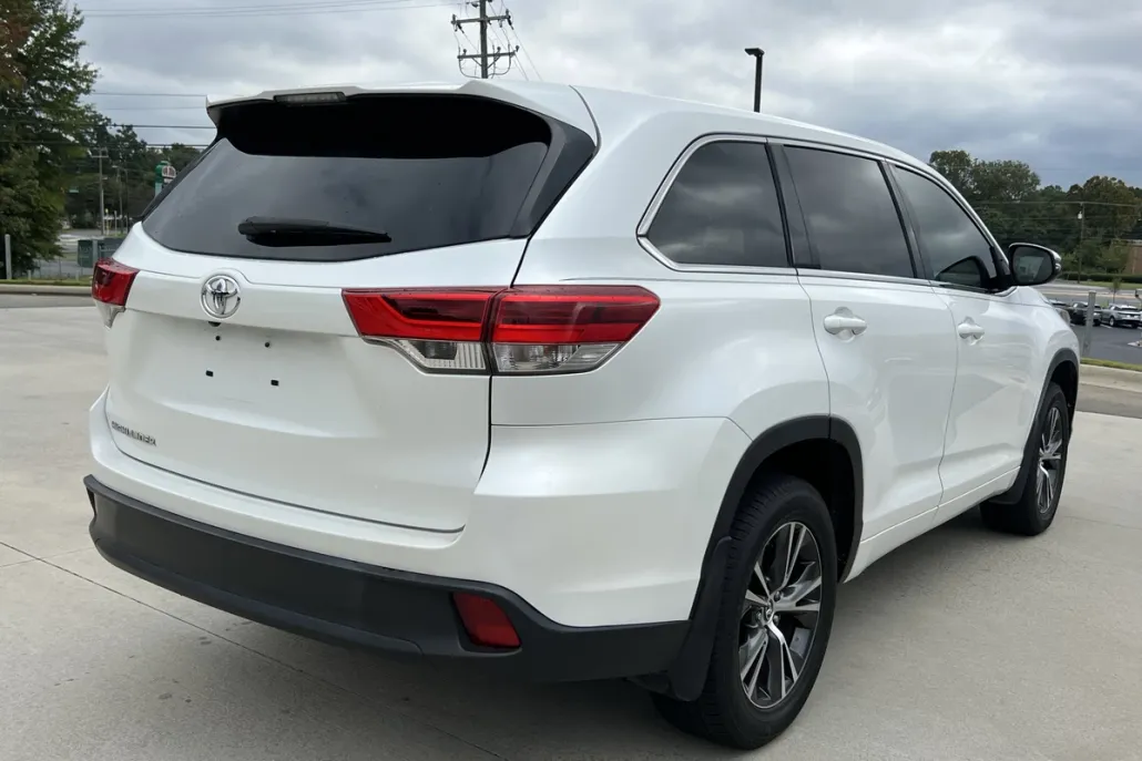 2017 Toyota Highlander LE photo 1