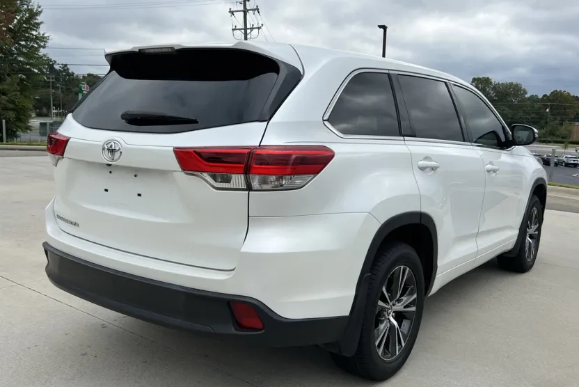 2017 Toyota Highlander LE photo 1