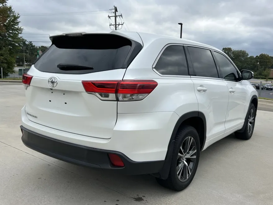2017 Toyota Highlander LE photo 1