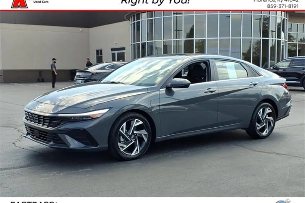 2024 Hyundai Elantra SEL photo 1