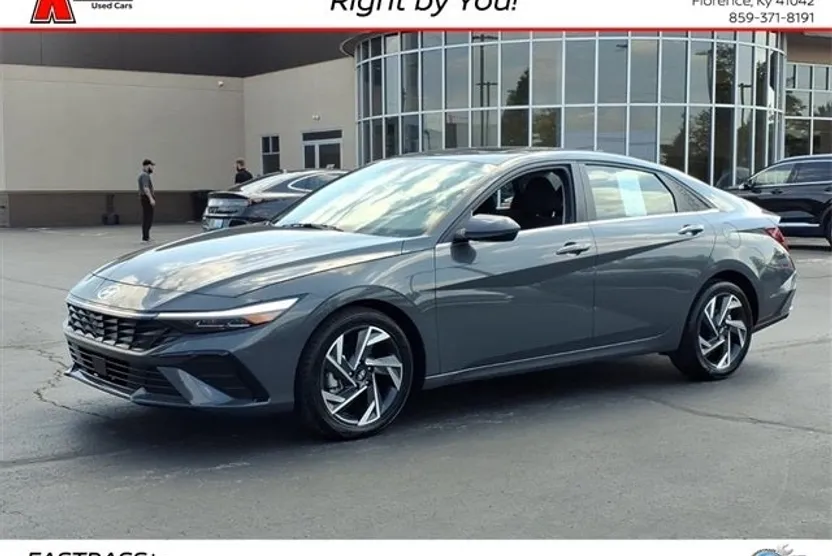 2024 Hyundai Elantra SEL photo 1