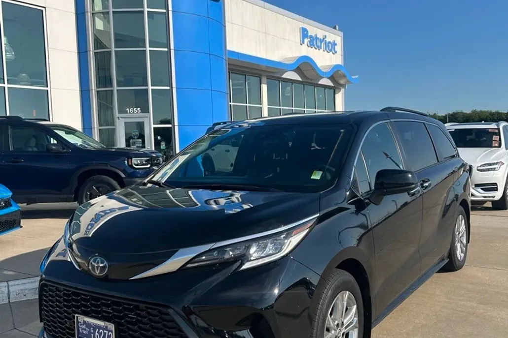 2022 Toyota Sienna XSE photo 1