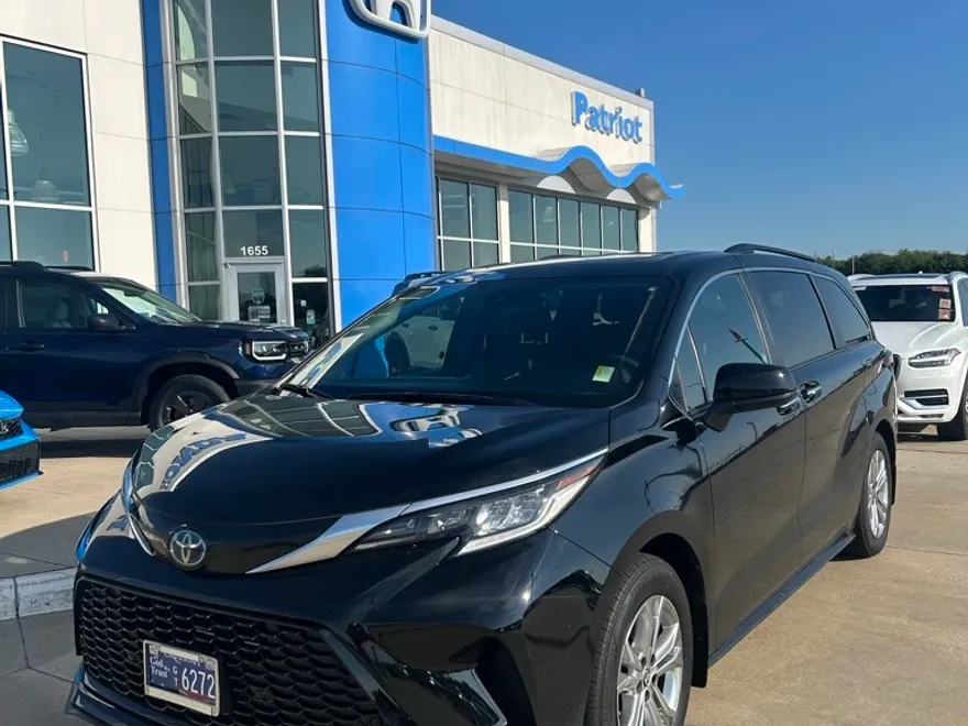 2022 Toyota Sienna XSE photo 1