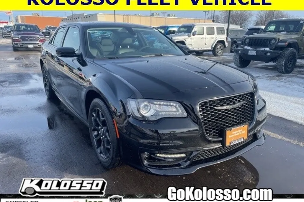 2023 Chrysler 300 Touring L photo 1