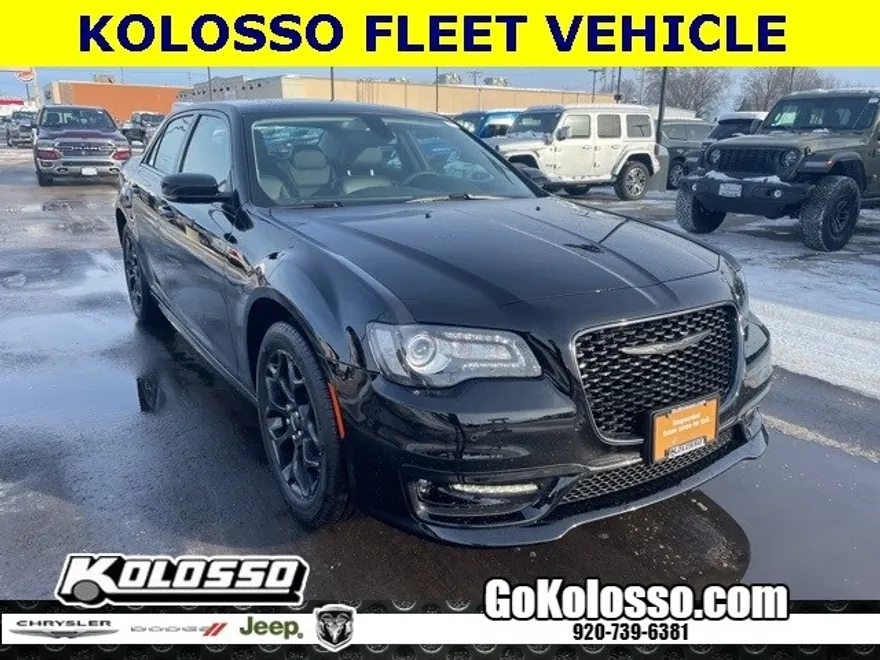 2023 Chrysler 300 Touring L photo 1
