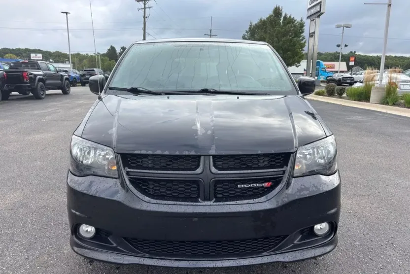 2015 Dodge Grand Caravan R/T photo 1