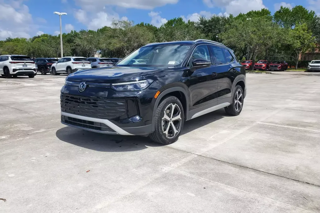 2025 Volkswagen Tiguan SE photo 1