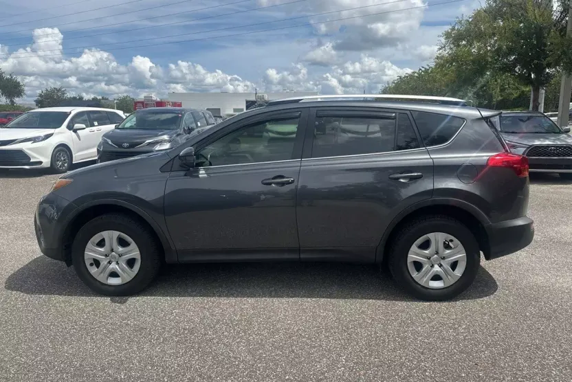 2015 Toyota RAV4 LE photo 1