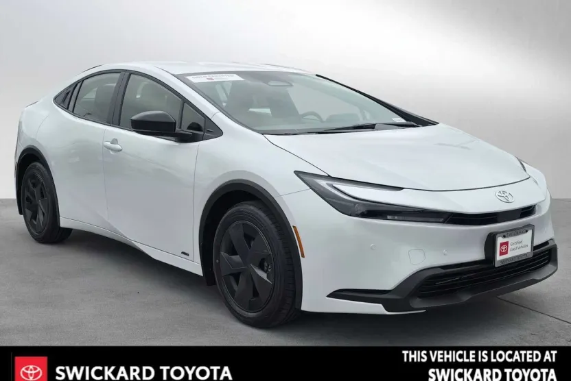 2025 Toyota Prius LE photo 1