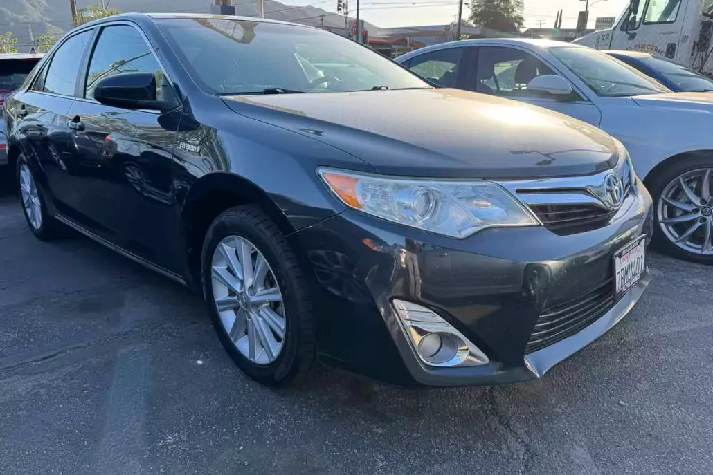 2013 Toyota Camry Hybrid LE photo 1