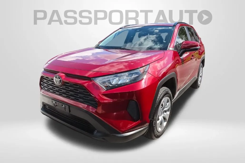 2021 Toyota RAV4 LE photo 1