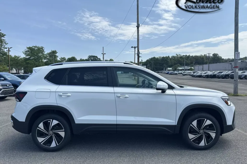 2025 Volkswagen Taos SE photo 1