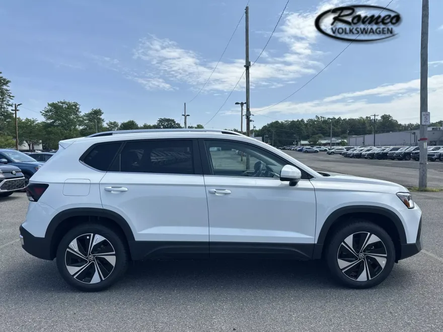 2025 Volkswagen Taos SE photo 1