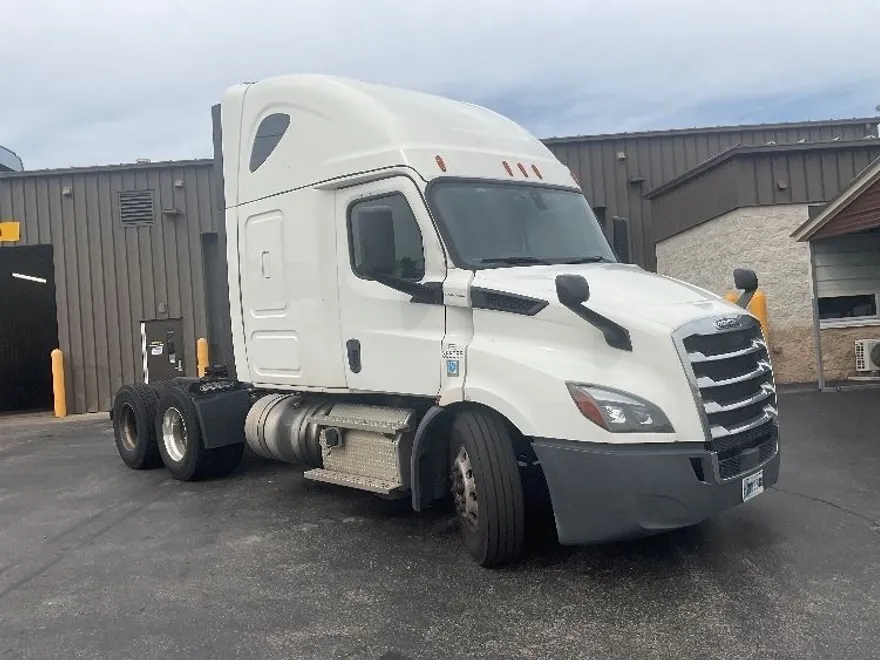 2020 Freightliner Cascadia photo 1