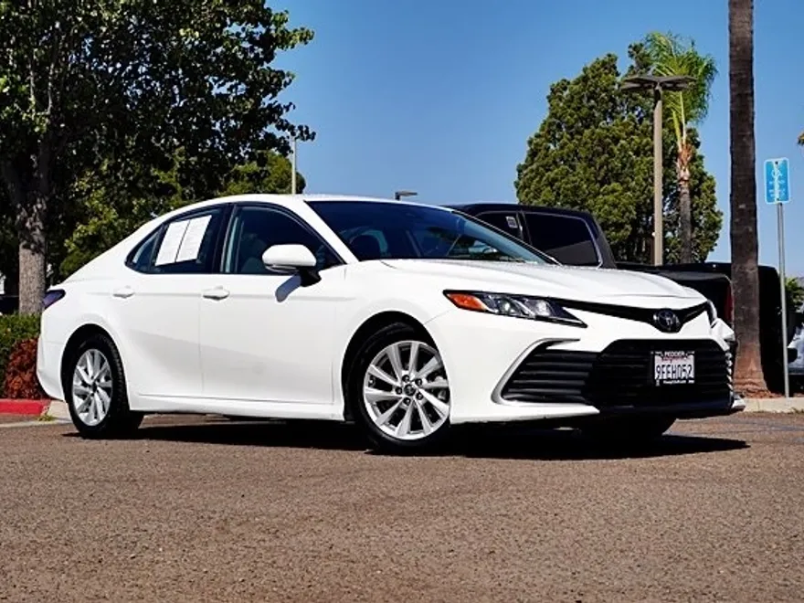2023 Toyota Camry LE photo 1