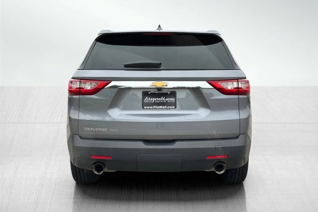 2021 Chevrolet Traverse LS photo 1