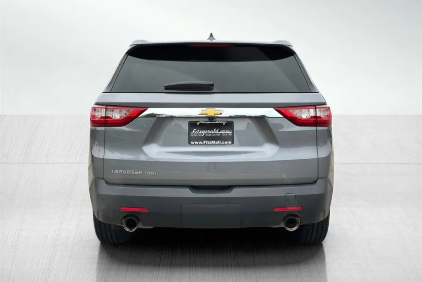 2021 Chevrolet Traverse LS photo 1