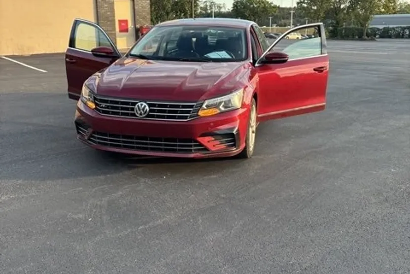 2017 Volkswagen Passat R-Line photo 1