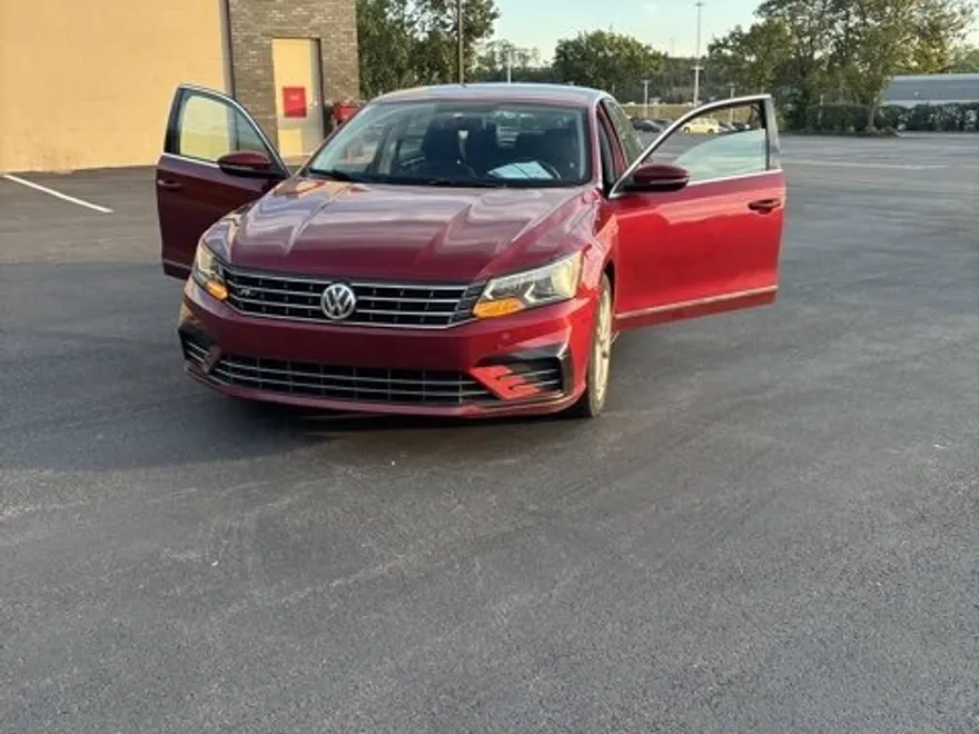 2017 Volkswagen Passat R-Line photo 1