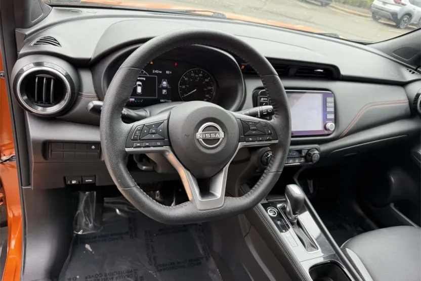 2022 Nissan Kicks SR photo 1