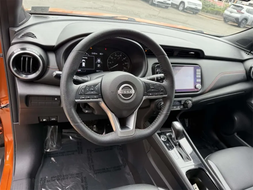 2022 Nissan Kicks SR photo 1