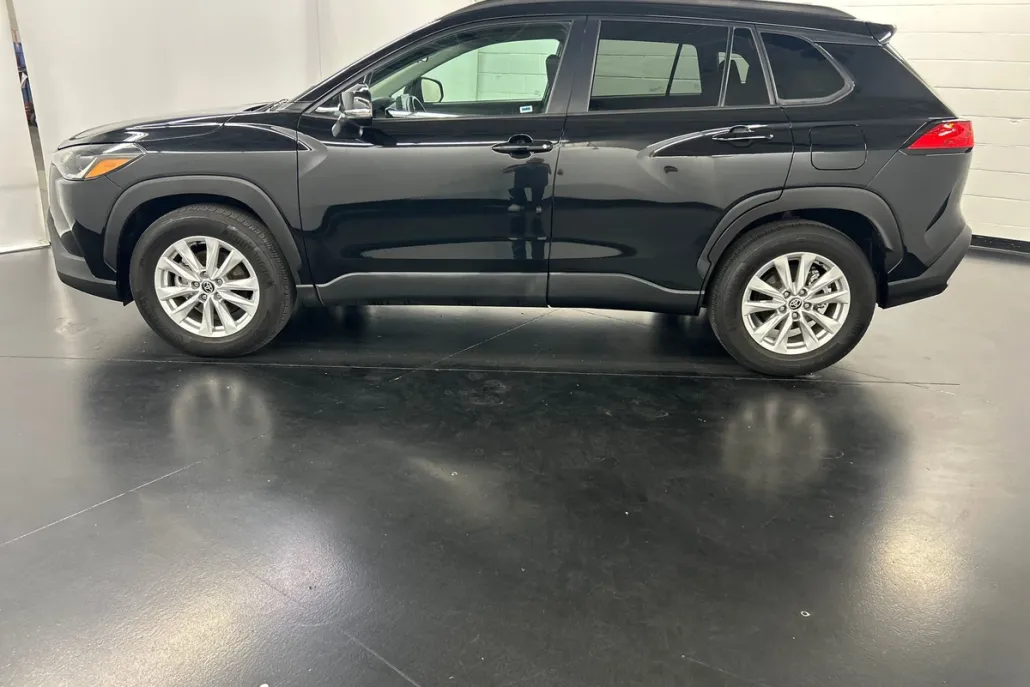 2022 Toyota Corolla Cross LE photo 1